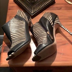 Mule heels open toe w tan stitching